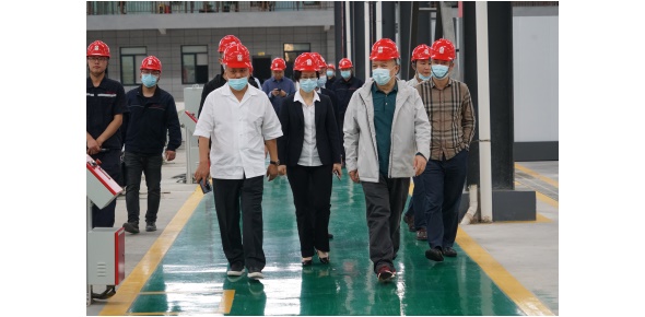 2022-5-10黃學(xué)工等省工信廳總工程師、一級(jí)巡視員市工信局姚曉麗局長(zhǎng)等領(lǐng)導(dǎo)視察萬(wàn)眾集團(tuán)