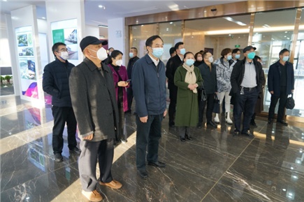 12月14日，張家界市政協(xié)黨組書(shū)記、主席歐陽(yáng)斌一行來(lái)到張家界高新區(qū)萬(wàn)眾實(shí)業(yè)集團(tuán)有限公司，宣講黨的二十大精神